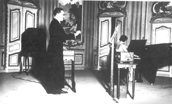 Maurice Martenot og hans søster Ginette i Pariseroperaen, 3. maj 1928. Martenot spiller på en tidlig udgave af sit instrument, hvor man trak i en snor for at bestemme tonehøjden.